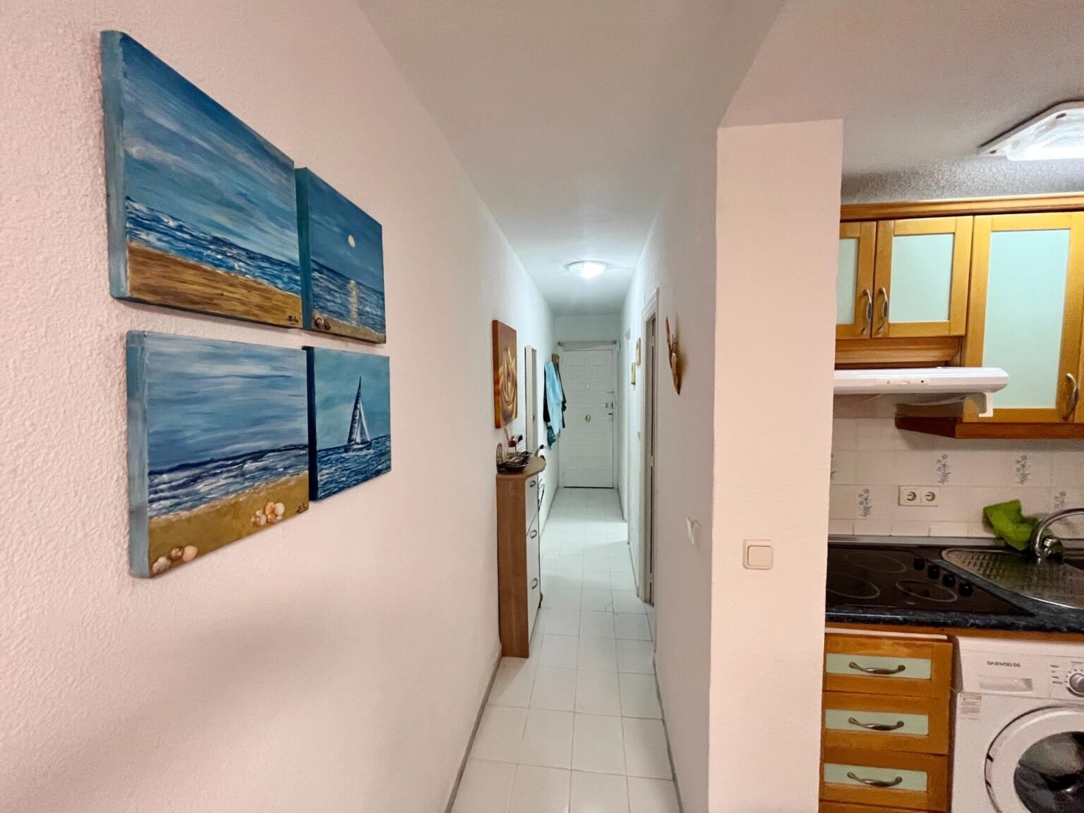 Pasillo decorado con cuadros marinos