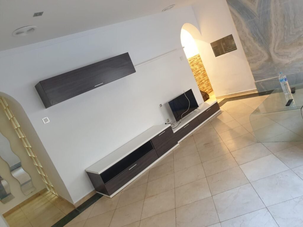 Sala de estar con mueble de televisor y TV
