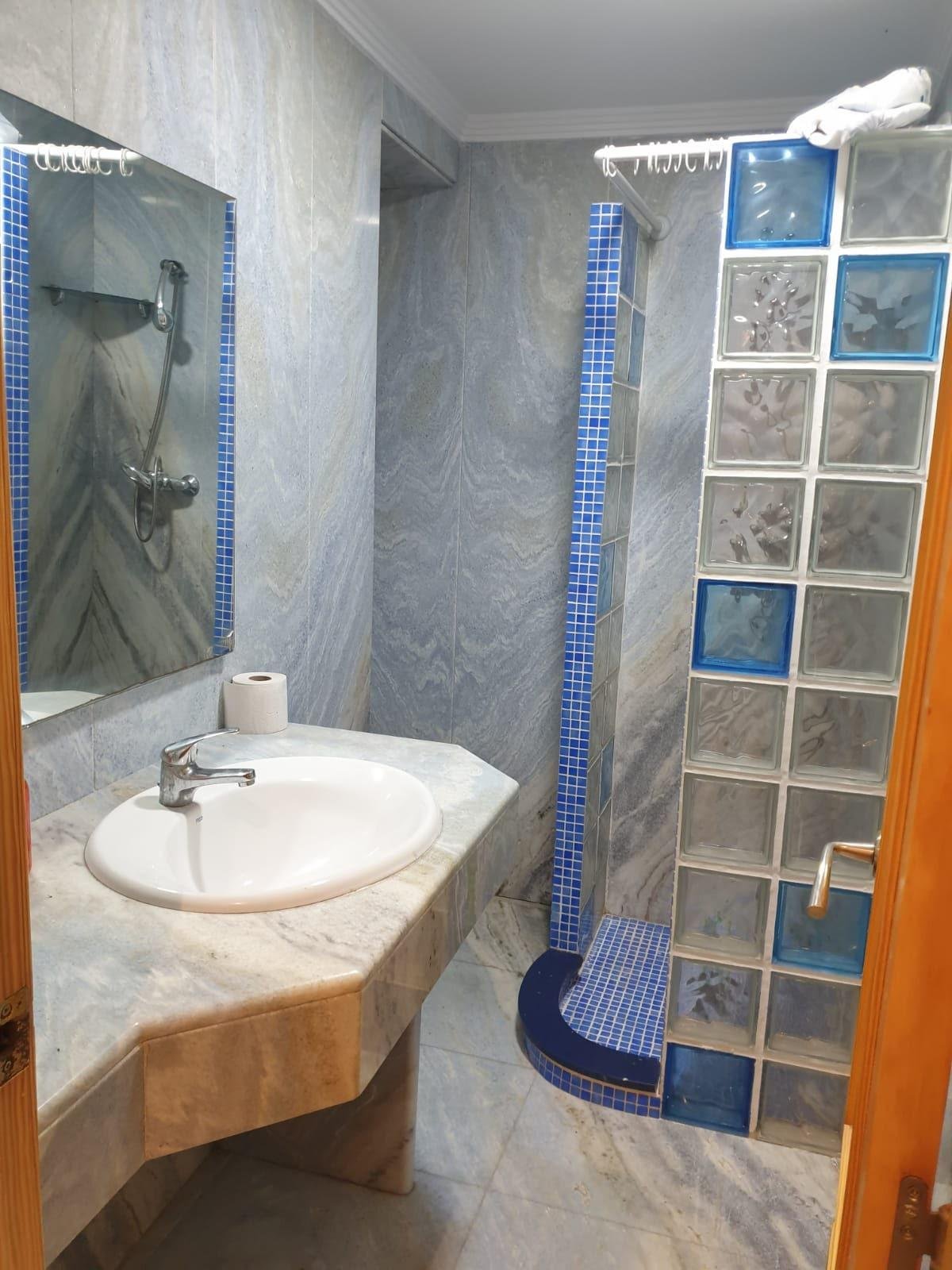 Baño moderno con ducha de cristal