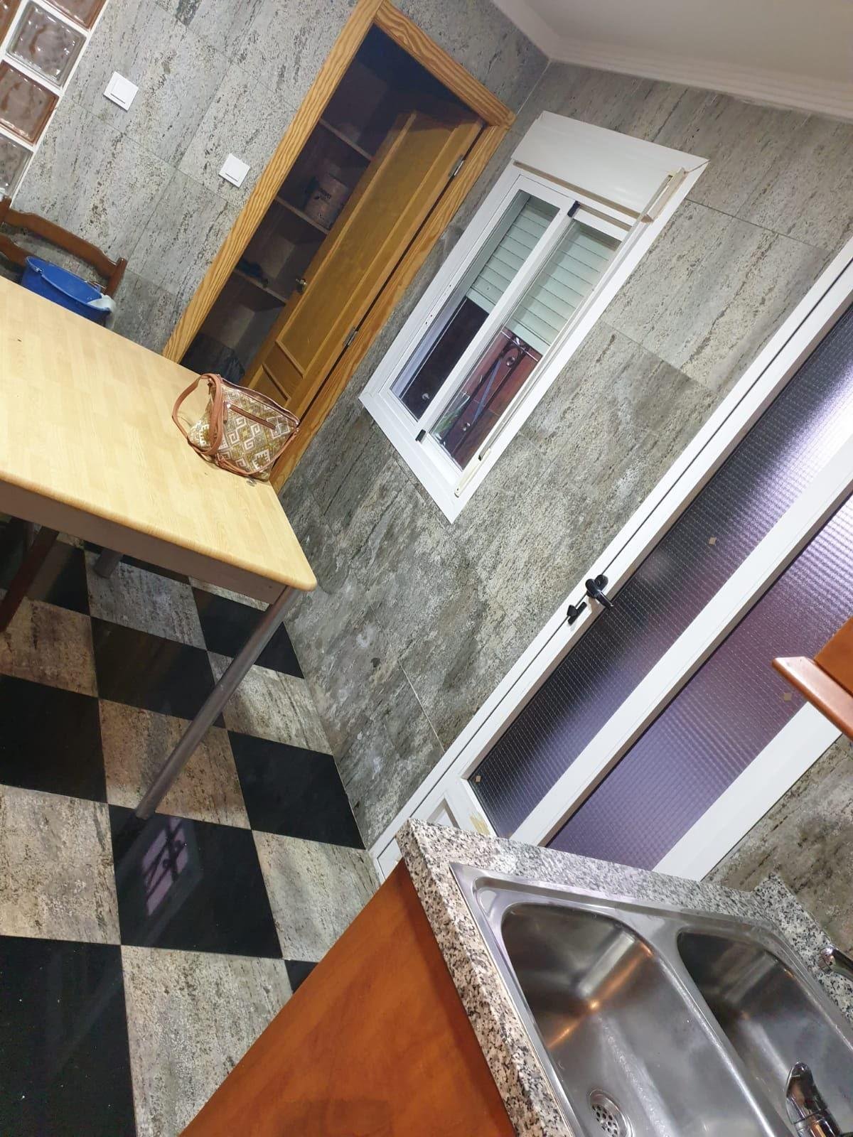 Cocina con mesa y ventana