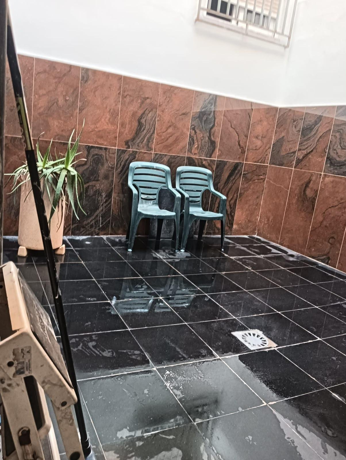 Patio interior con sillas de plástico
