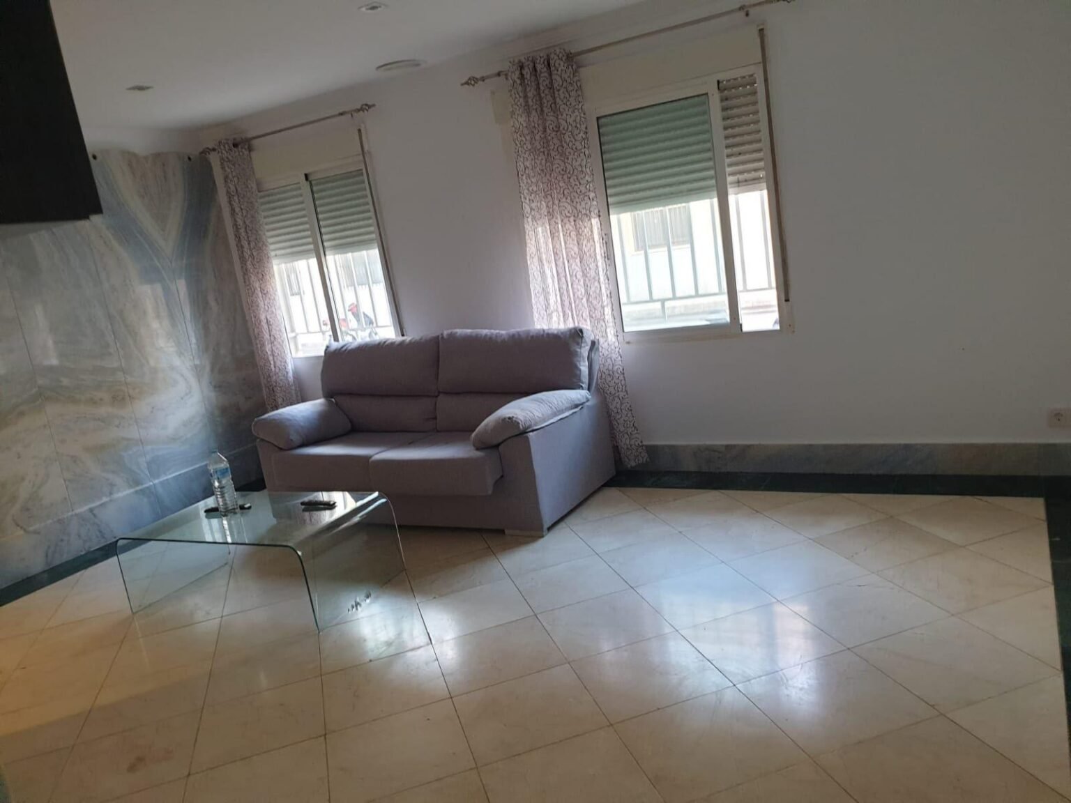 Sala de estar moderna y luminosa