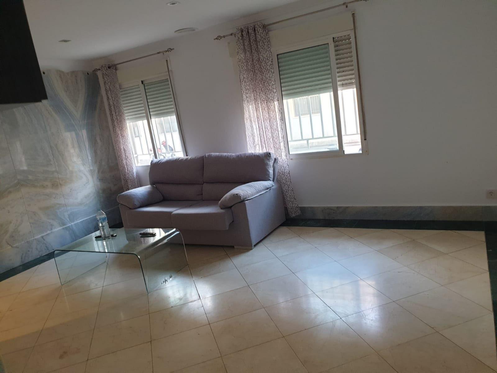Sala de estar moderna y luminosa
