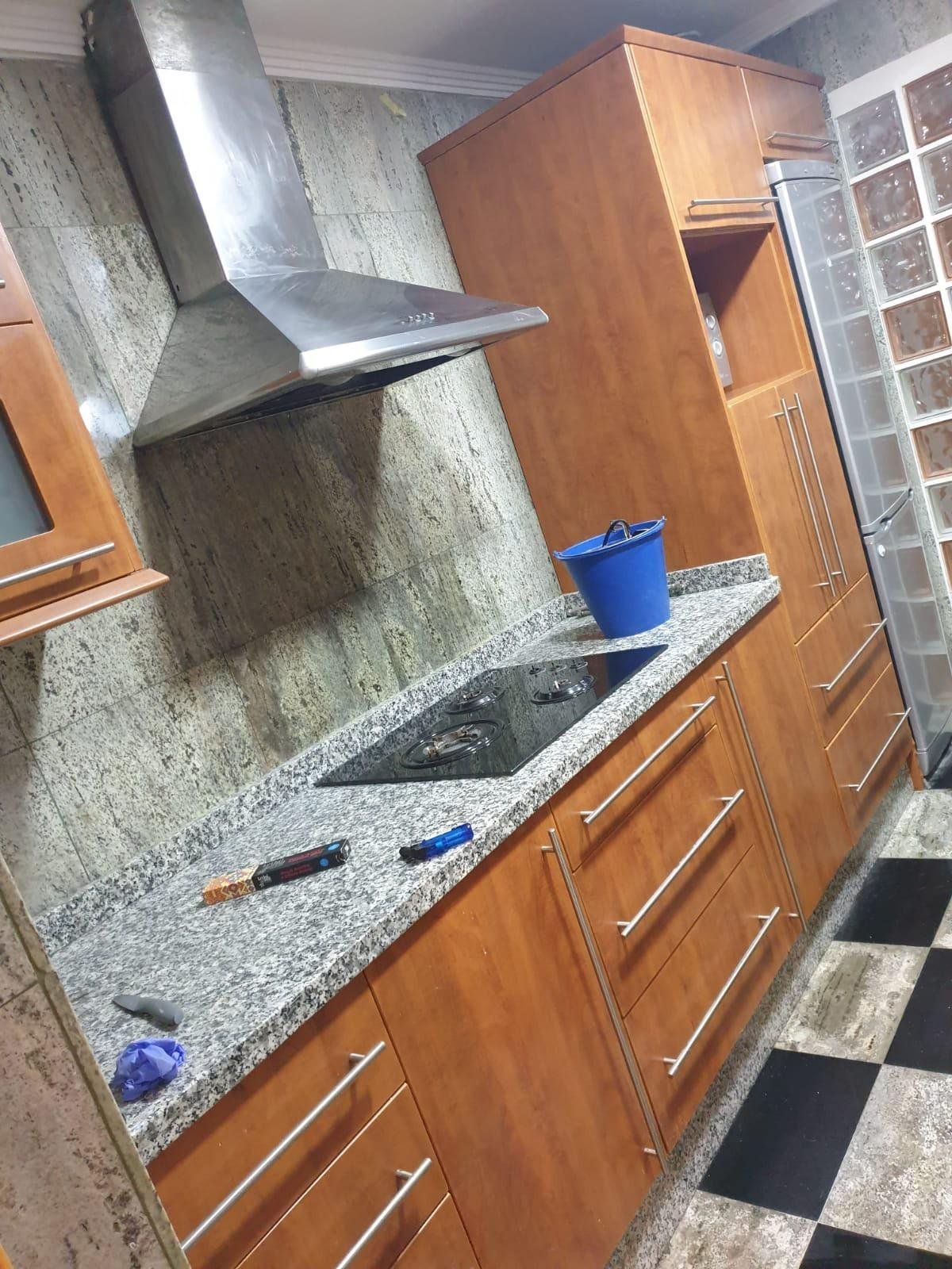 Cocina moderna con muebles de madera