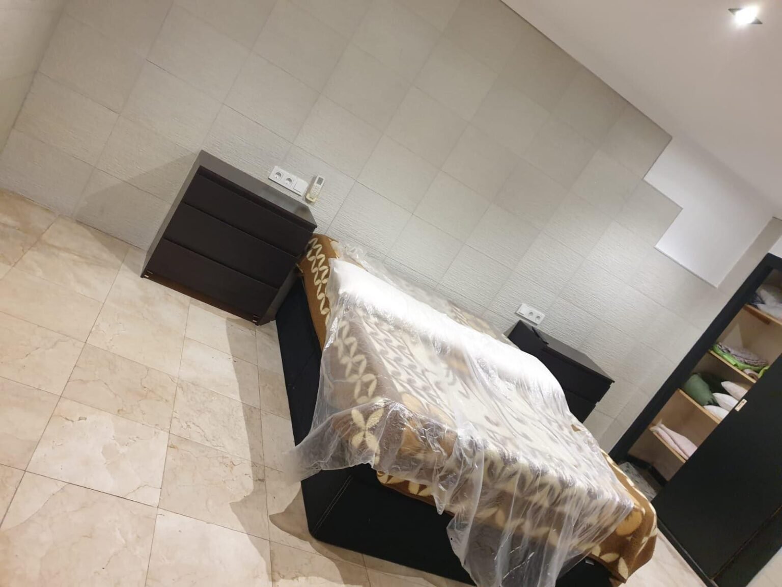 Habitación con cama y mobiliario