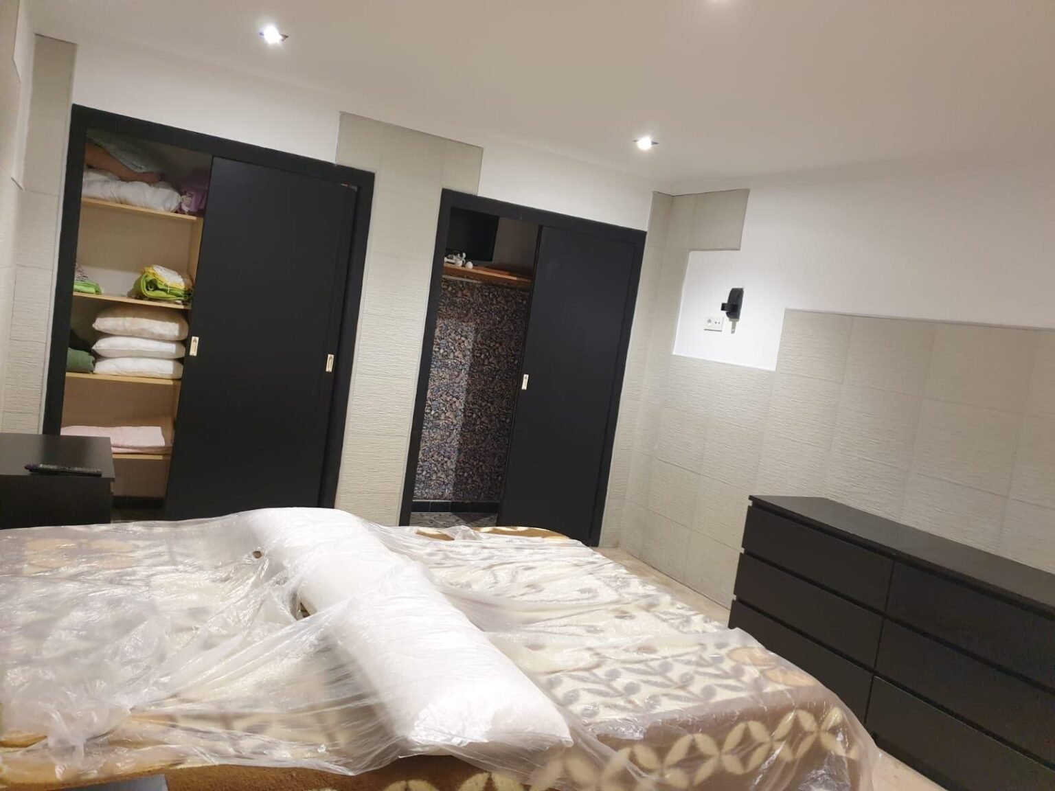 Habitación moderna con muebles oscuros