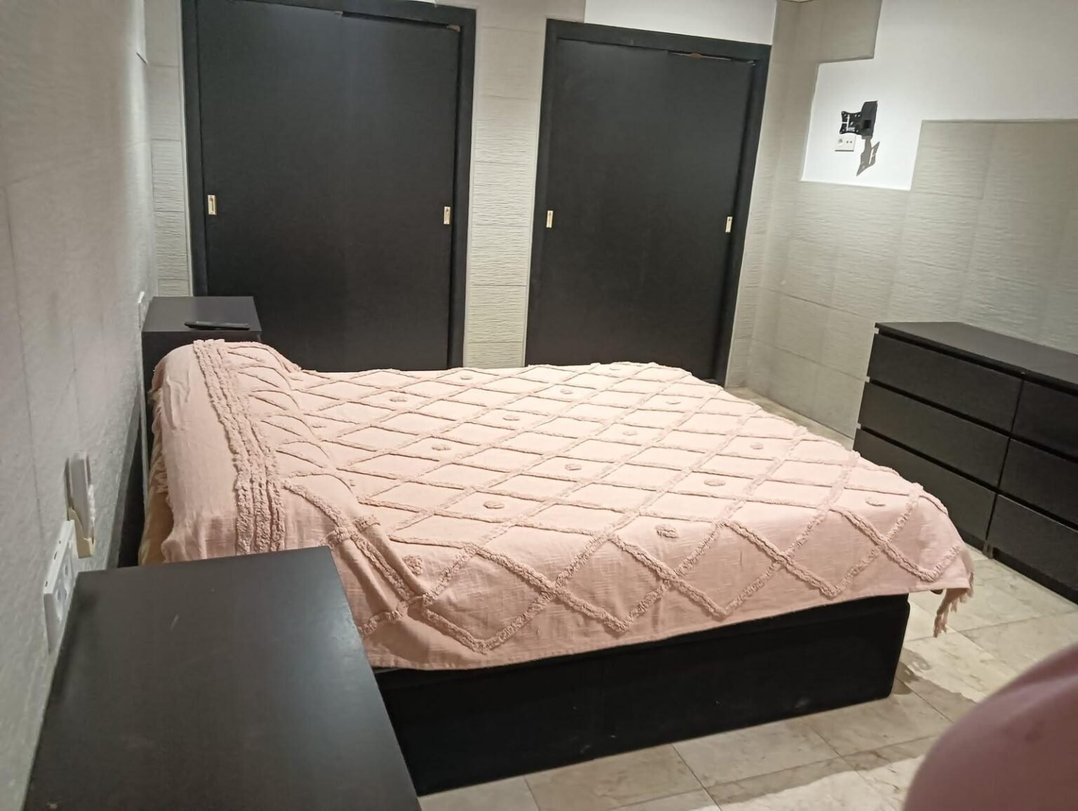 Habitación con cama y muebles oscuros