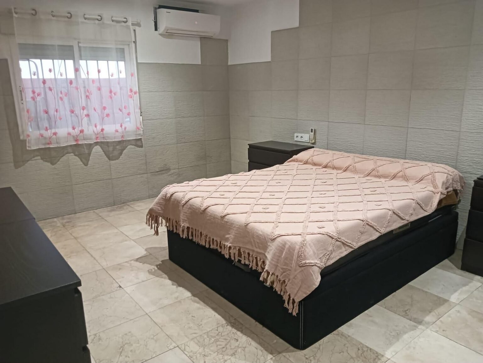 Dormitorio minimalista y acogedor
