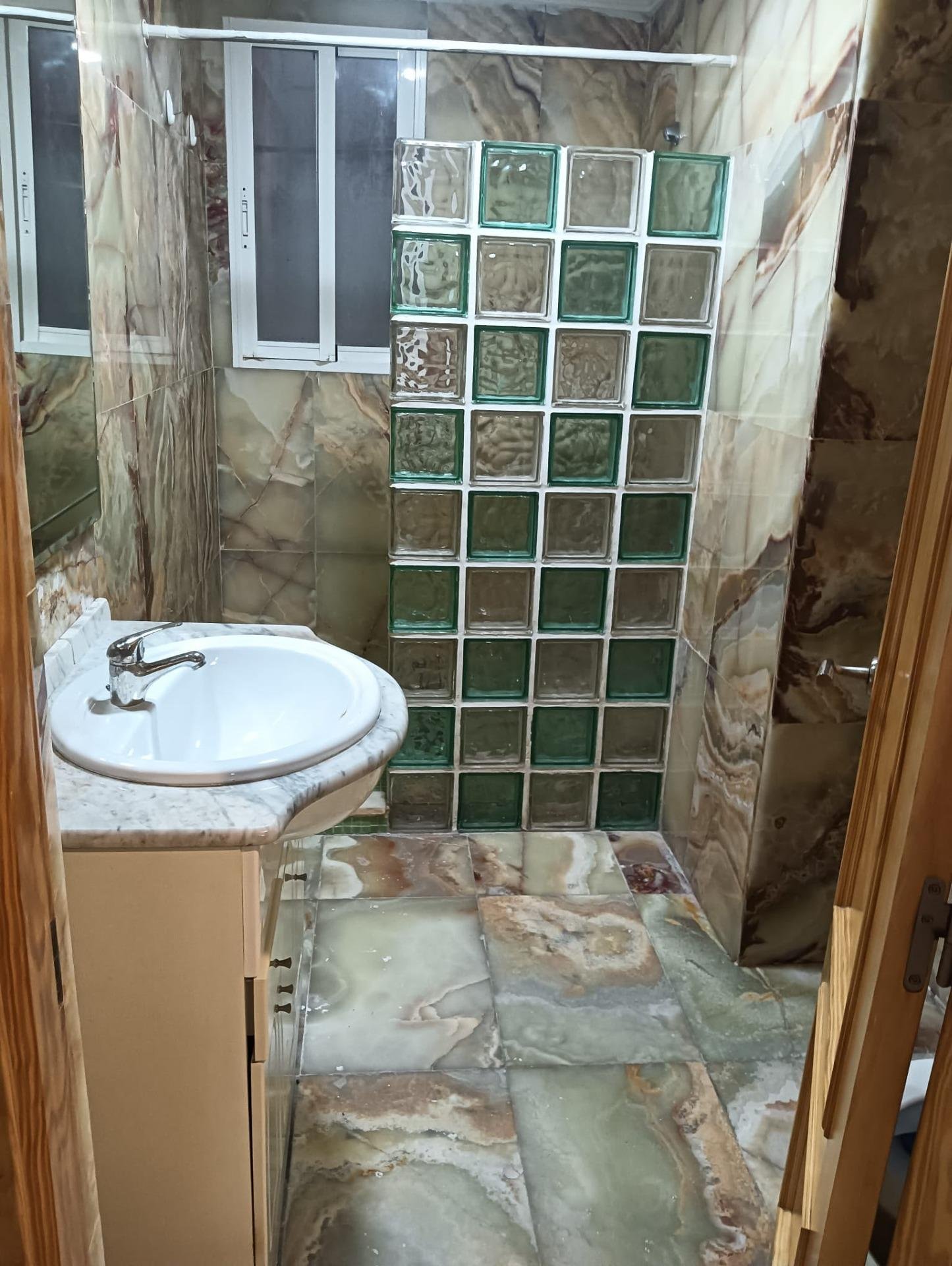 Baño moderno con paredes de mármol