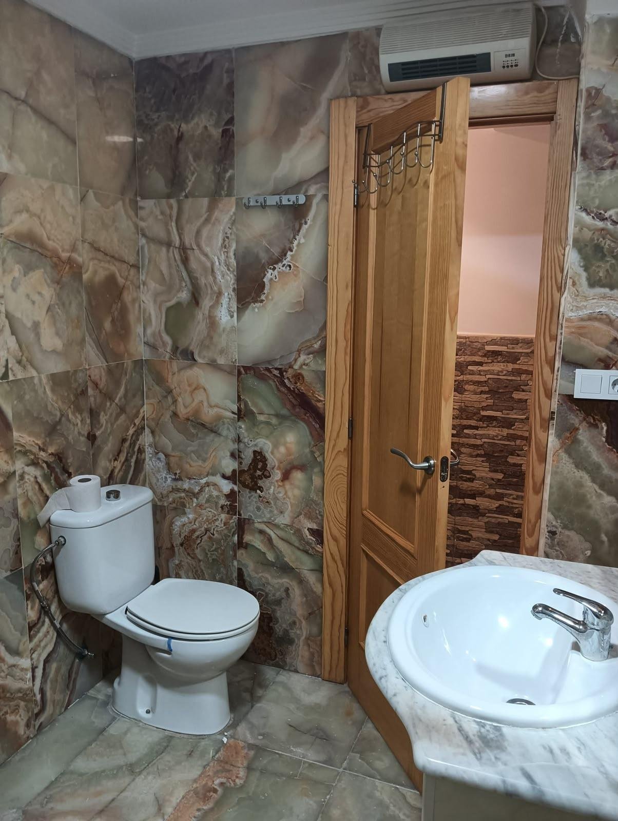 Baño moderno con decoración de piedra