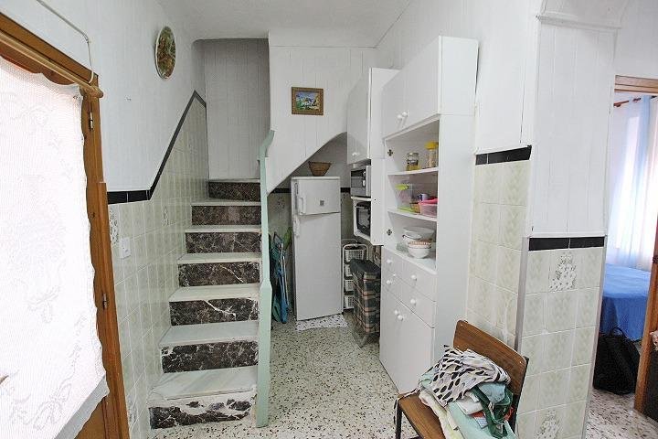 Interior de una casa con escaleras