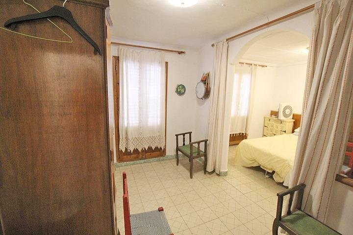 Habitación acogedora con mobiliario sencillo