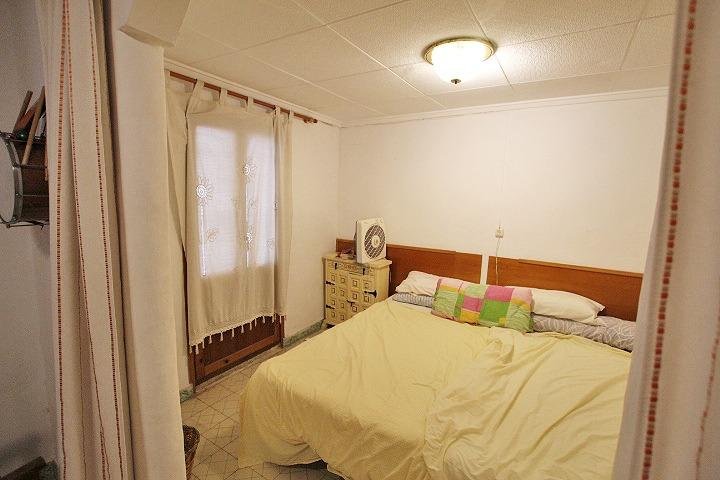 Habitación acogedora con cama