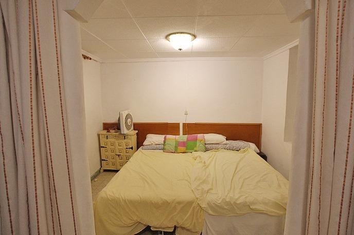 Habitación con cama amplia y ventilador