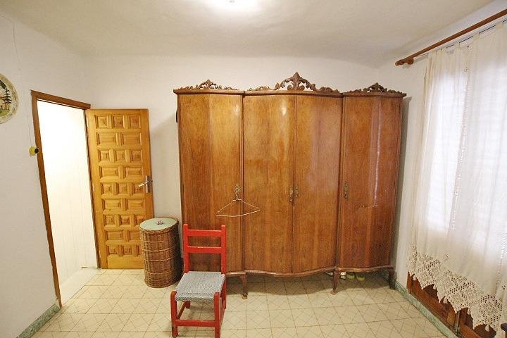 Habitación con armario de madera