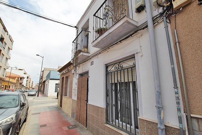 Calle con edificio residencial