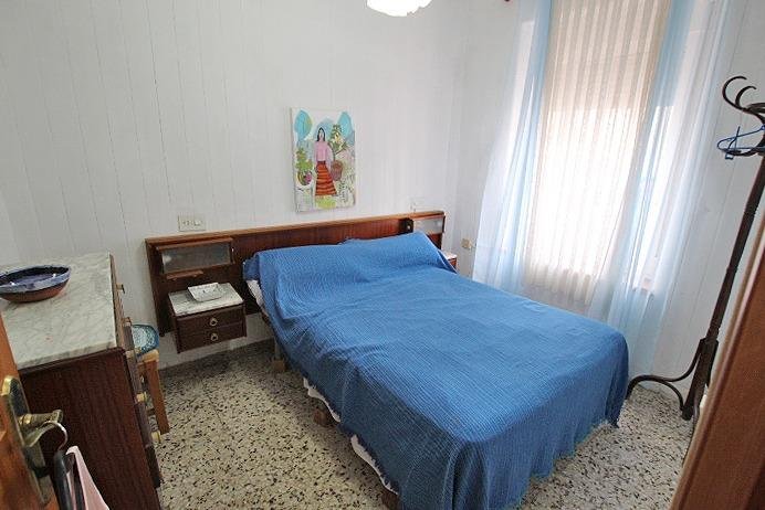 Habitación acogedora con cama matrimonial
