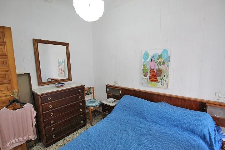 Habitación acogedora con decoración simple
