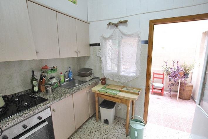 Cocina funcional con acceso al patio