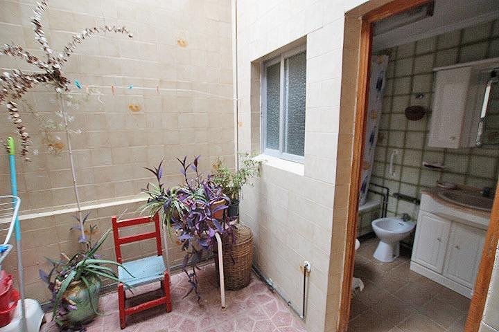 Baño y patio interior con plantas