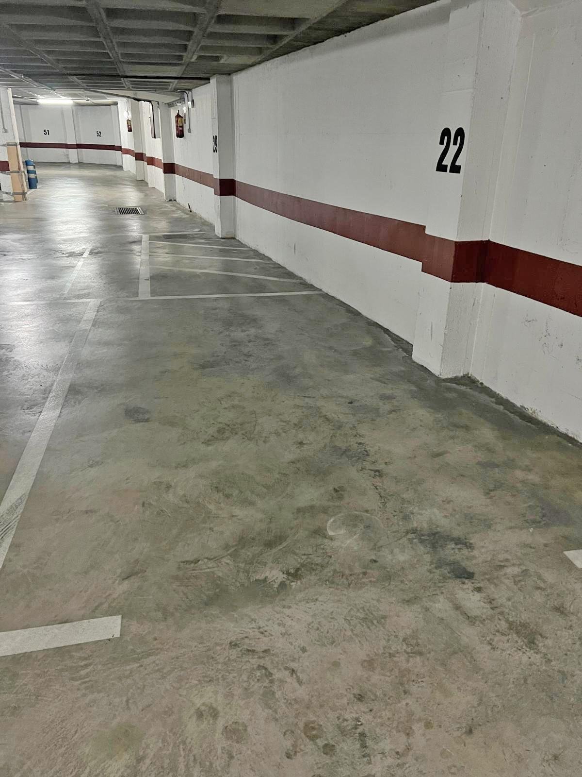 Estacionamiento con espacios numerados