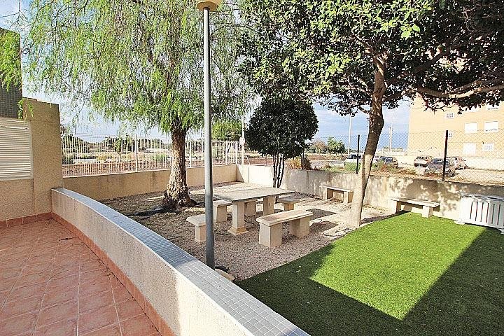 Jardín con área de descanso