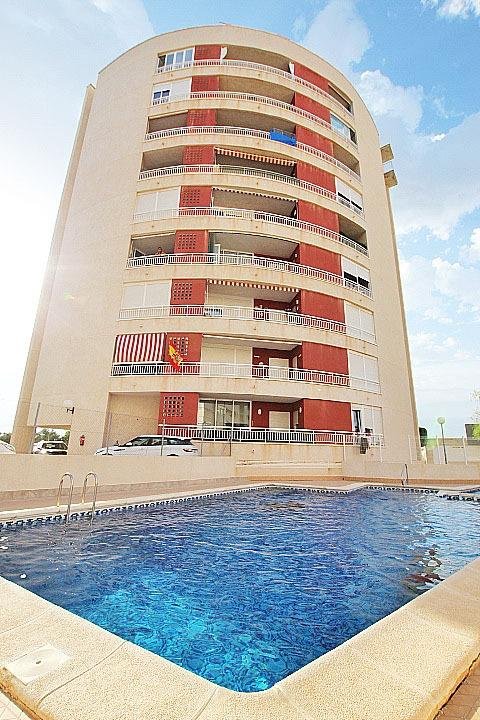 Edificio con piscina en la azotea