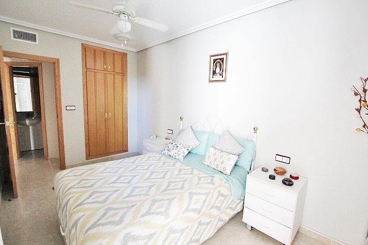 Habitación con cama y armario