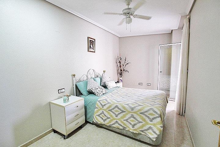 Habitación acogedora con cama doble