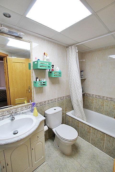Baño moderno con ducha y bañera