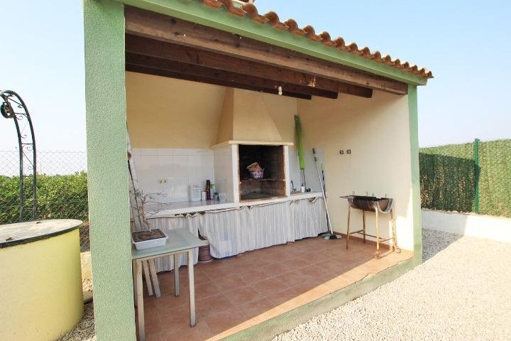 Cocina exterior en un jardín