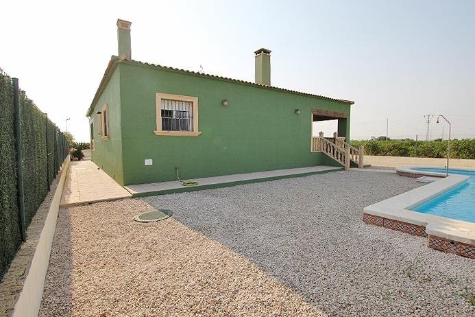 Casa verde con piscina