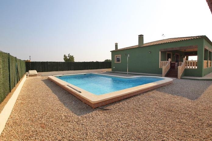 Casa con piscina y jardín