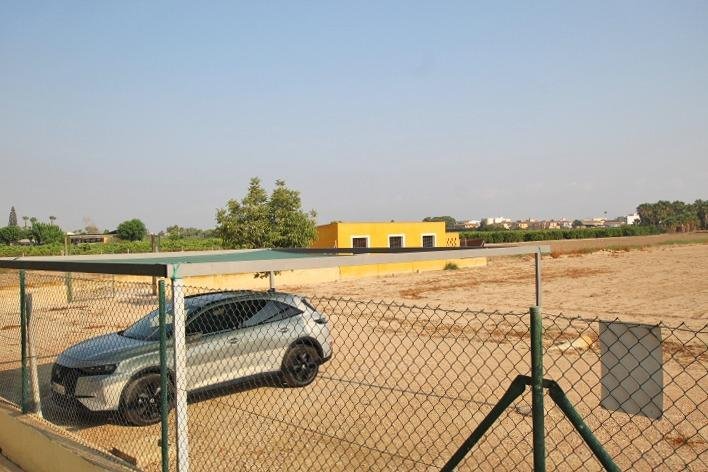 Terreno vacío con coche aparcado