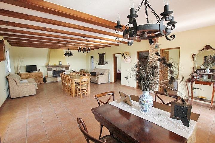 Amplio salón con comedor