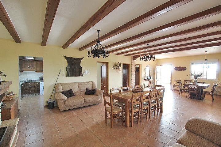 Amplio salón con muebles de madera