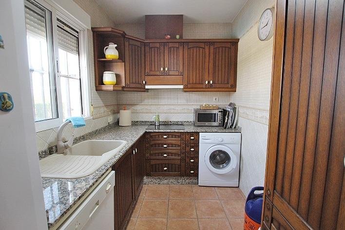 Cocina moderna con muebles de madera