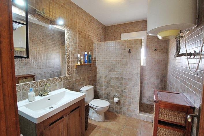 Baño moderno con azulejos claros