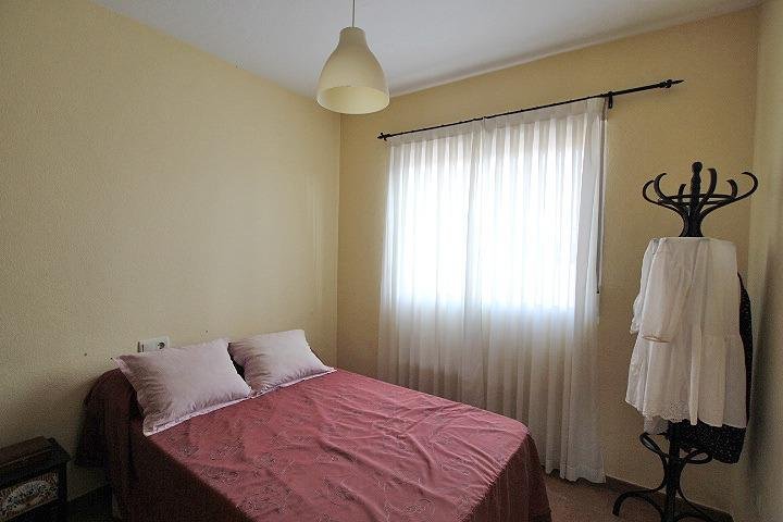 Habitación con cama y ventana
