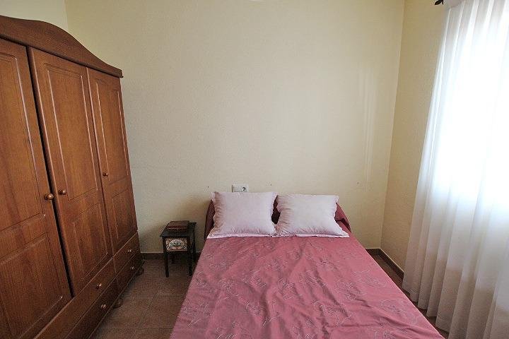 Habitación sencilla con cama