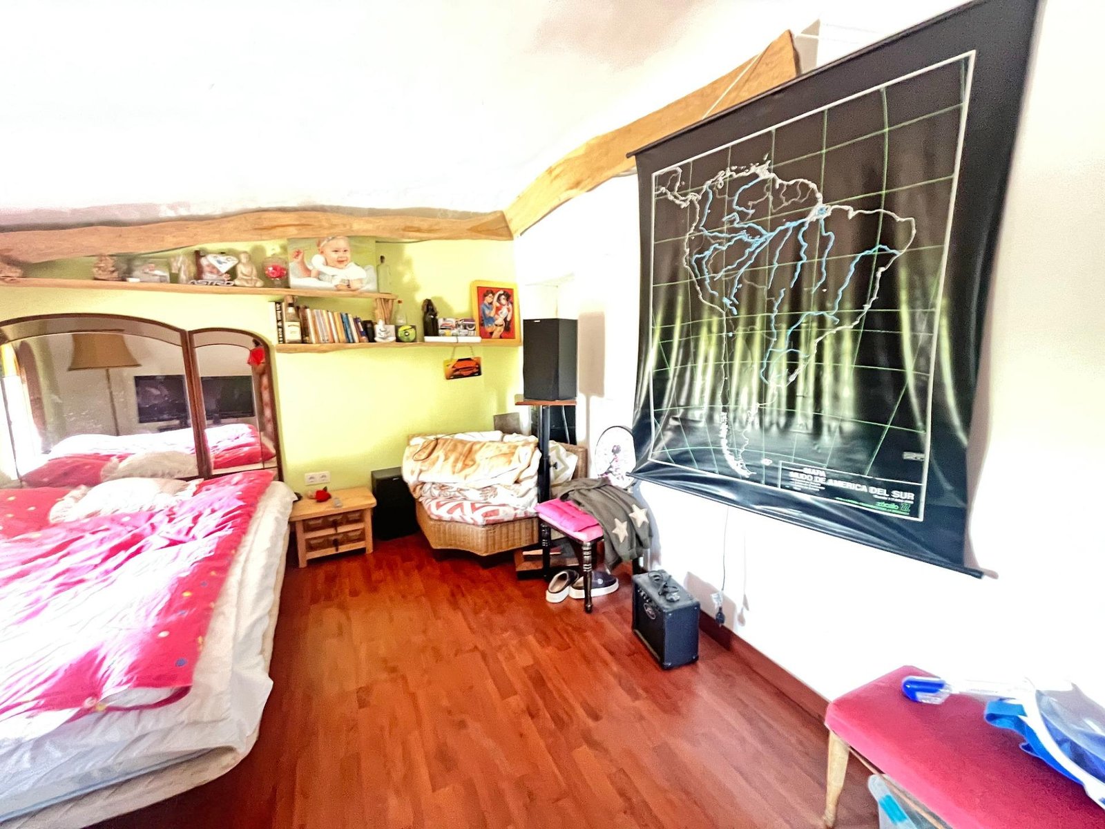 Habitación con mapa de América del Sur