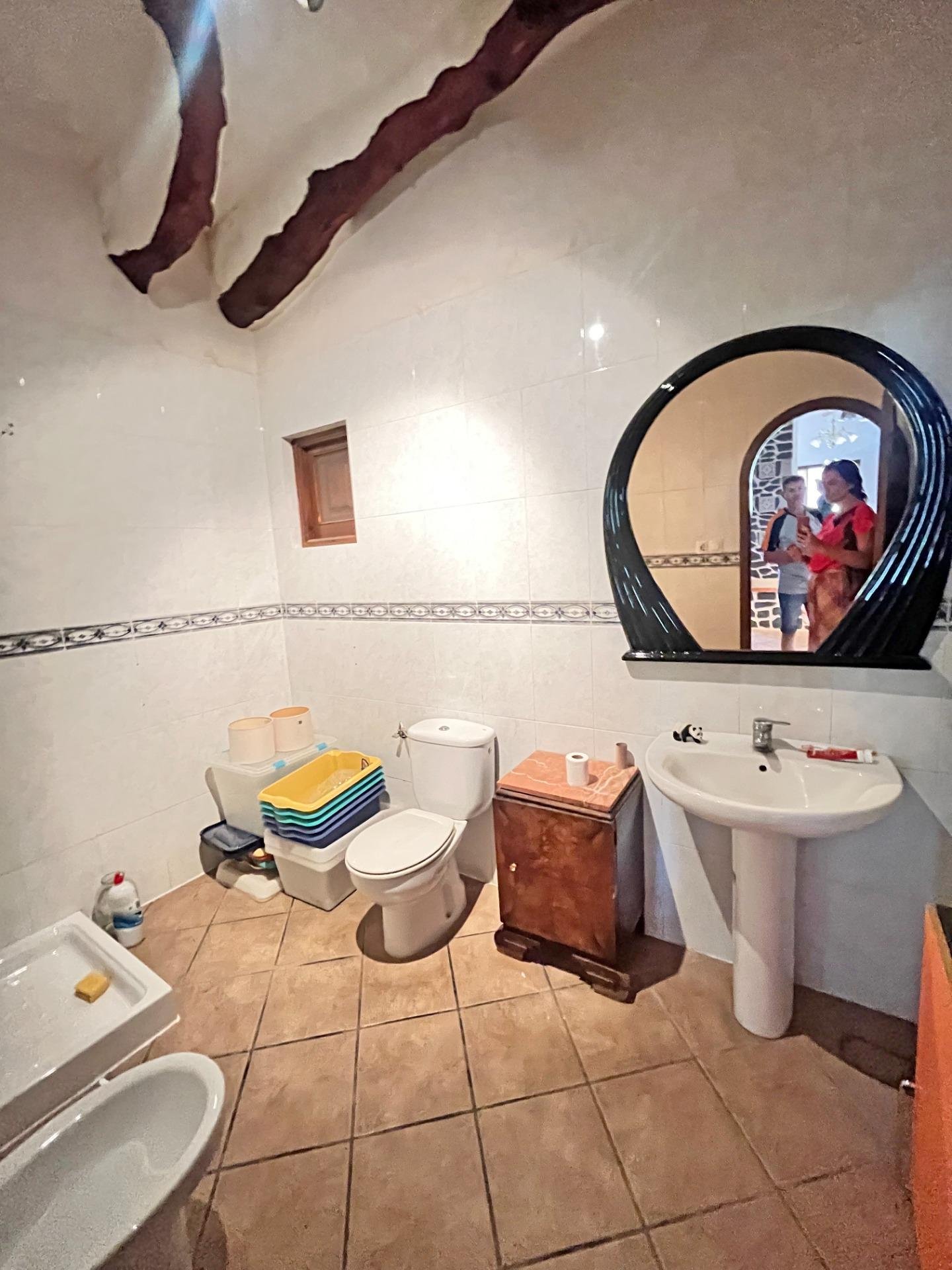 Baño con decoración rústica