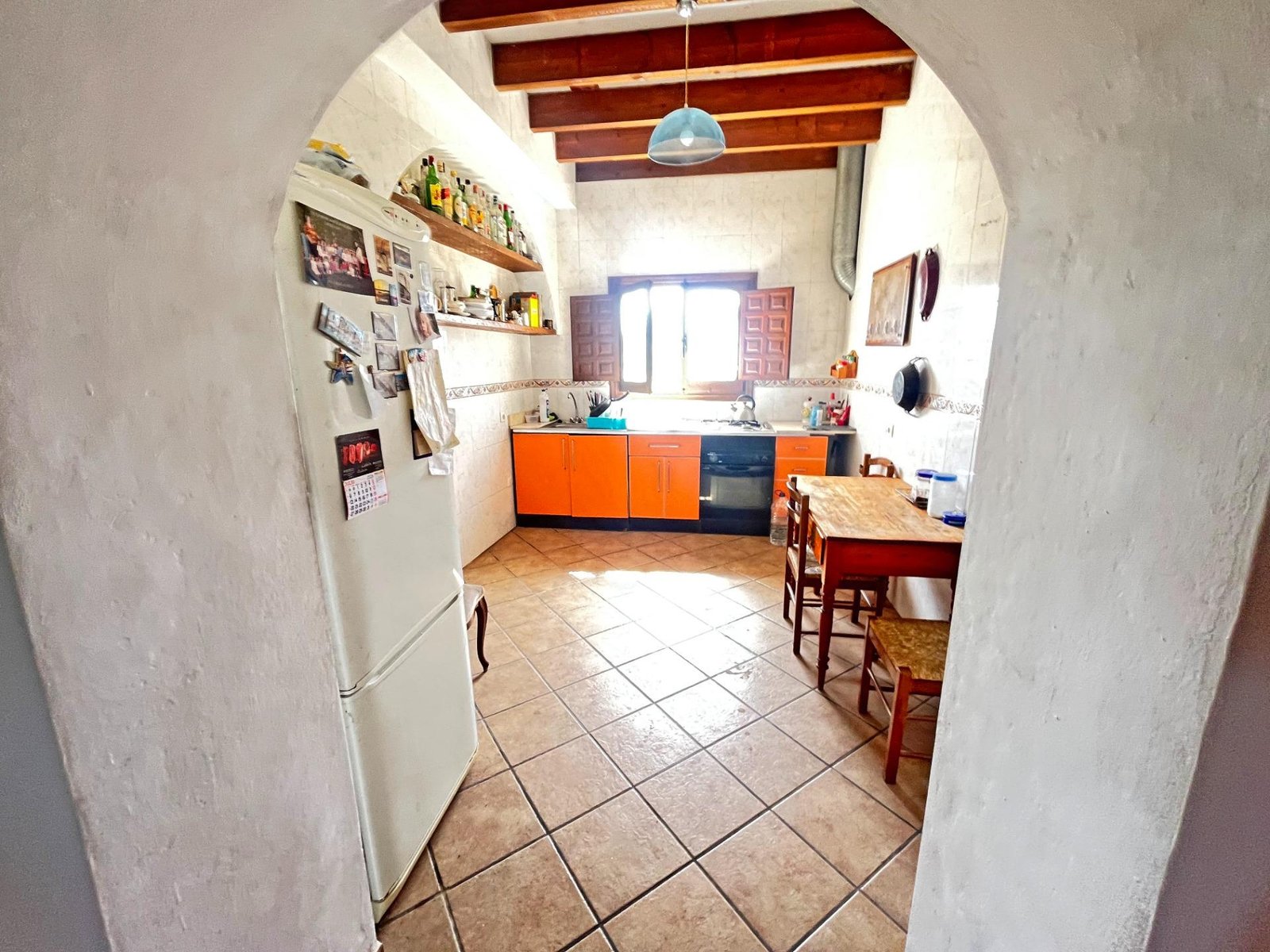 Cocina con muebles naranjas