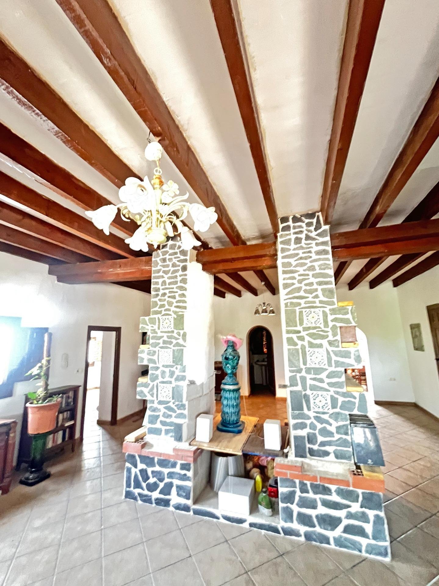 Interior de una casa con columnas de piedra
