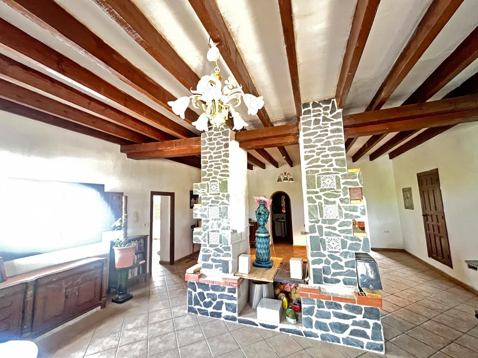 Salón con decoración rústica