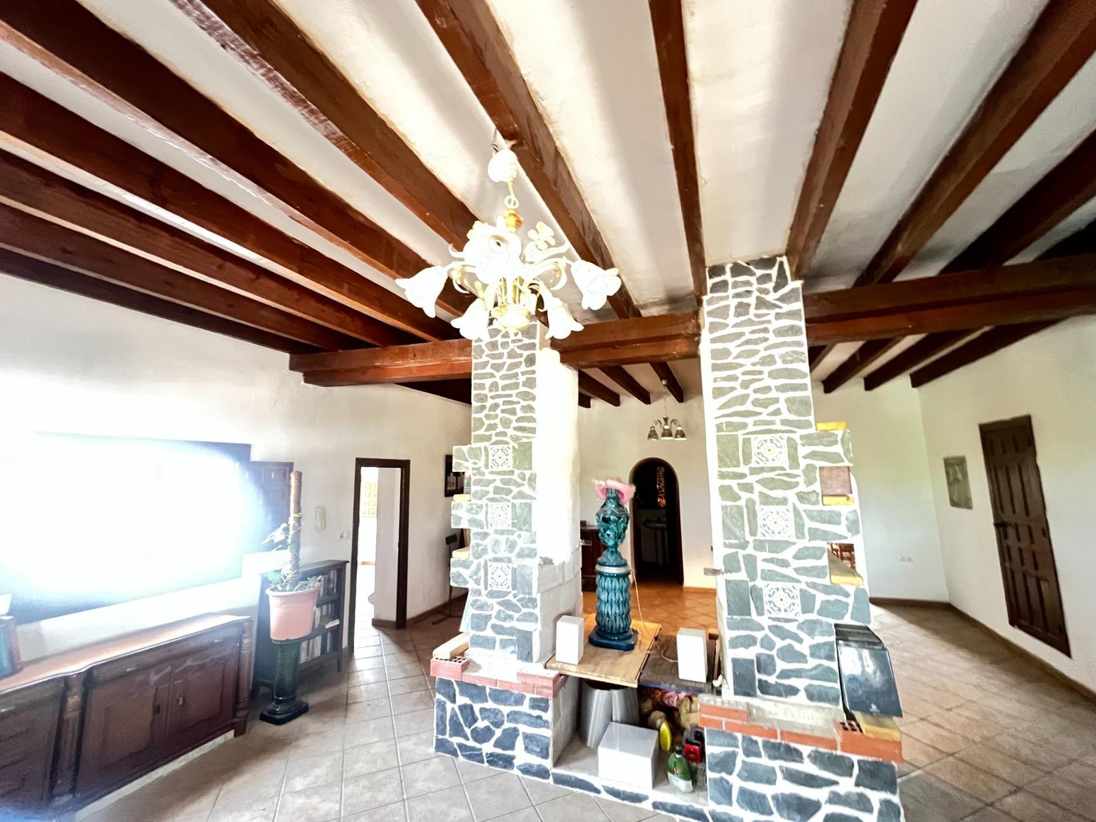 Sala con techo de vigas de madera