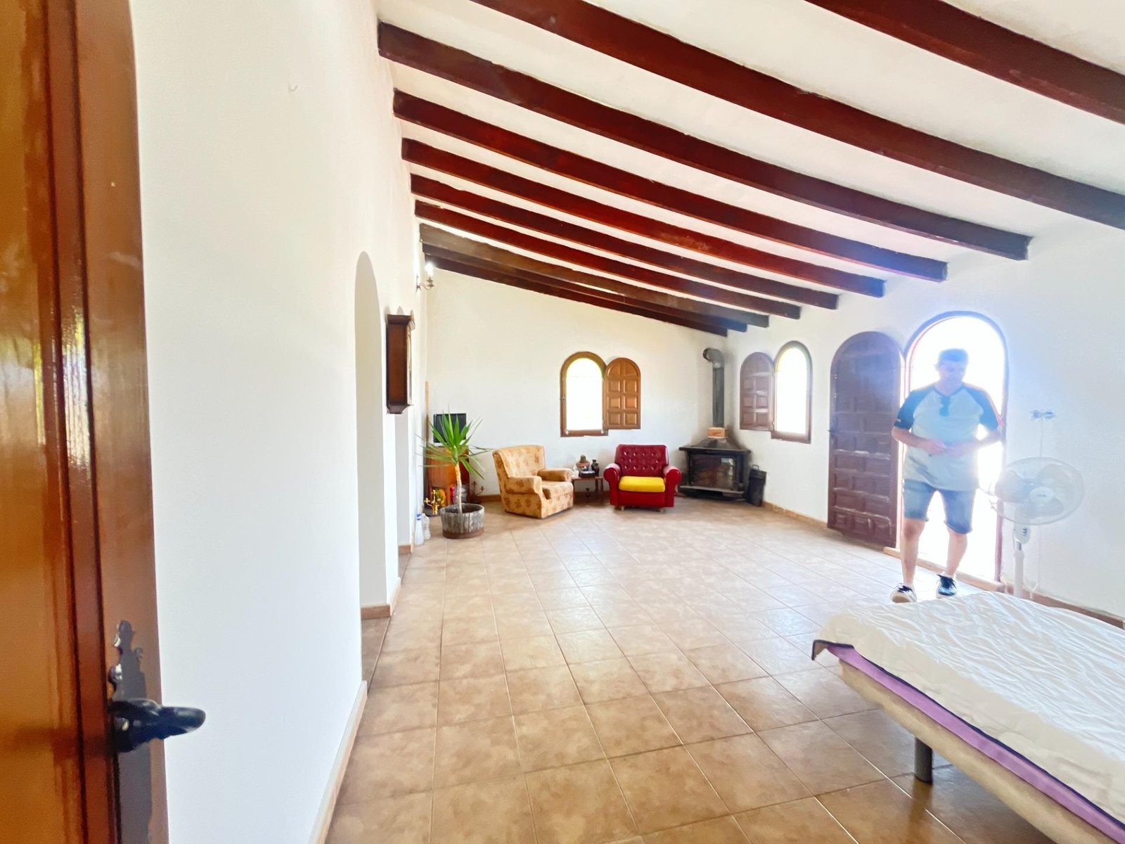 Amplio salón con muebles acogedores