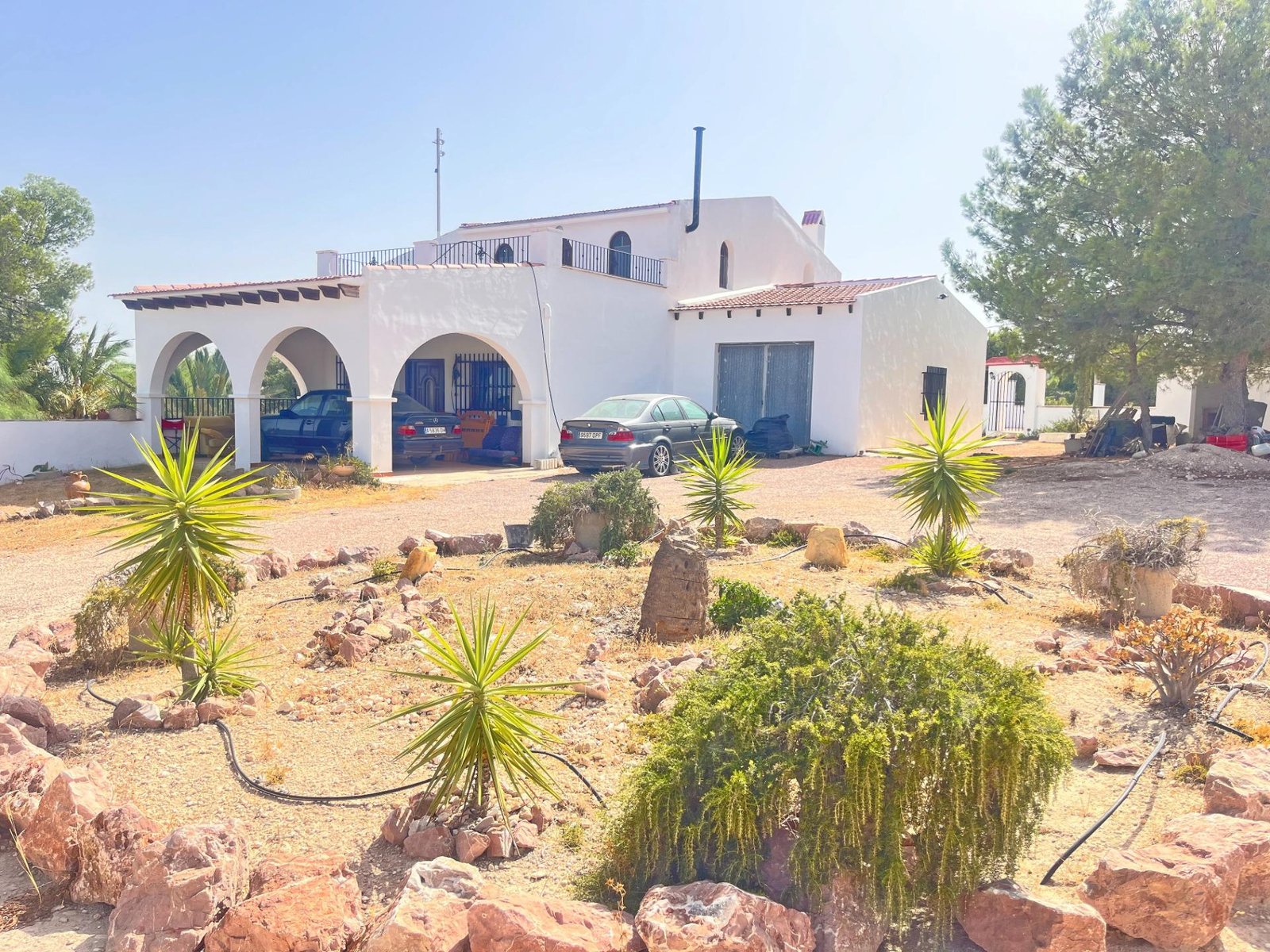 Casa blanca con plantas en el jardín