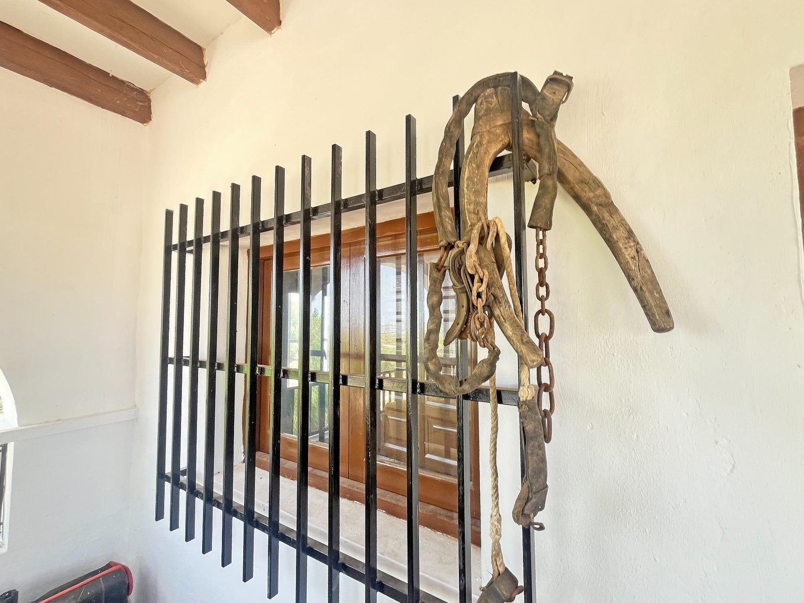 Antigua herramienta agrícola en decoración