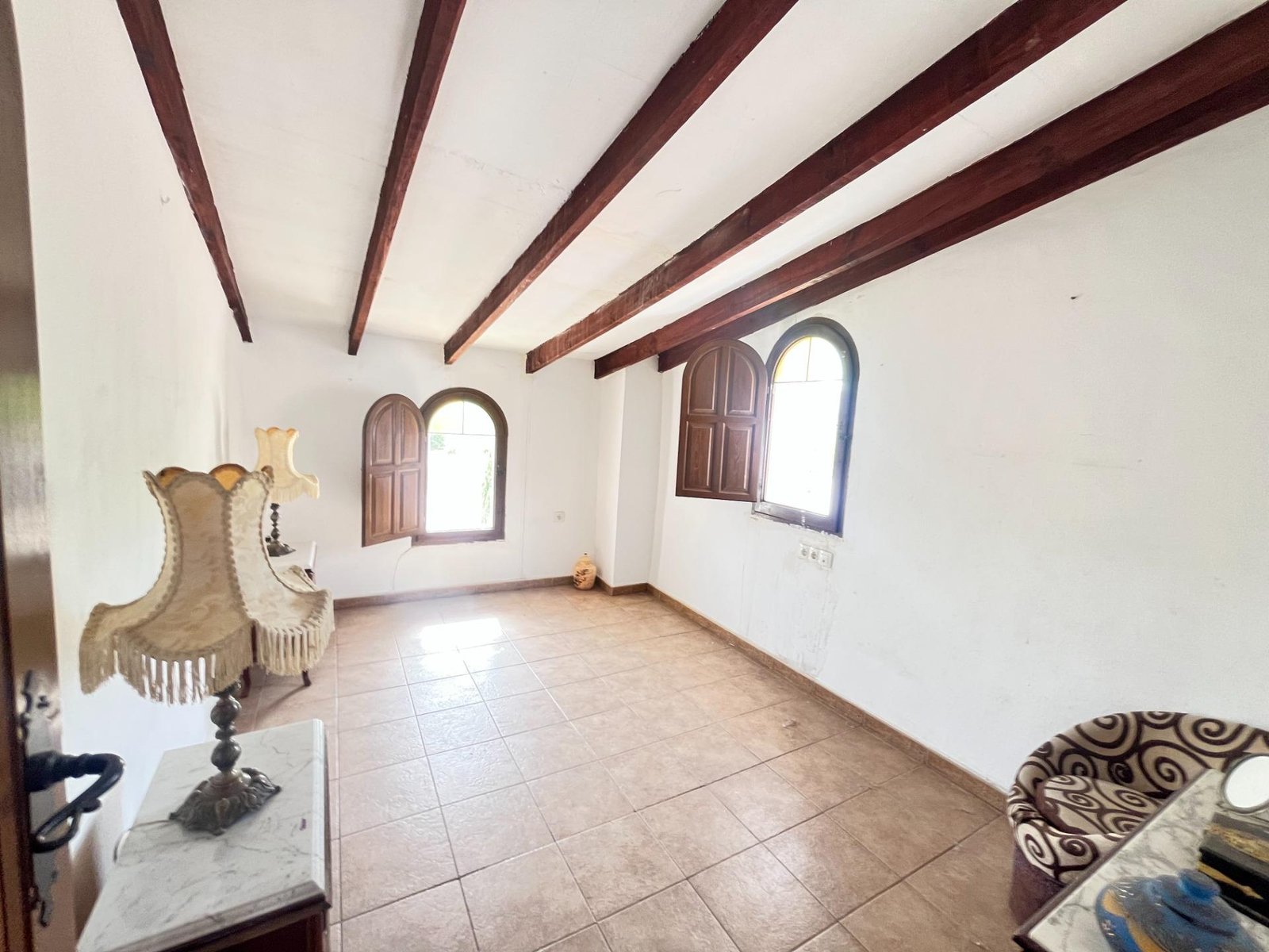Sala con ventanas y lámpara
